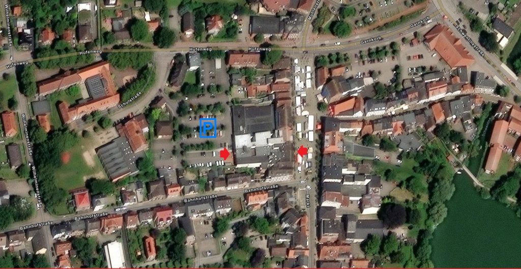 Luftbild der Innenstadt von Preetz mit Kennzeichnung von Parkplatz und Eingängen zur Praxis