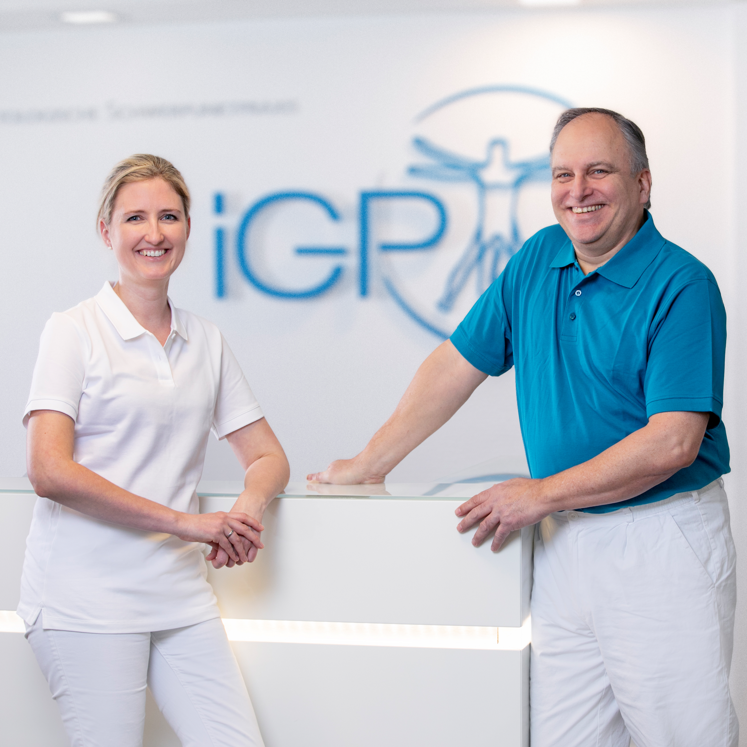 Dr. Sarah Christ-Ebert und Dr. Thomas Lenk am Empfangstresen