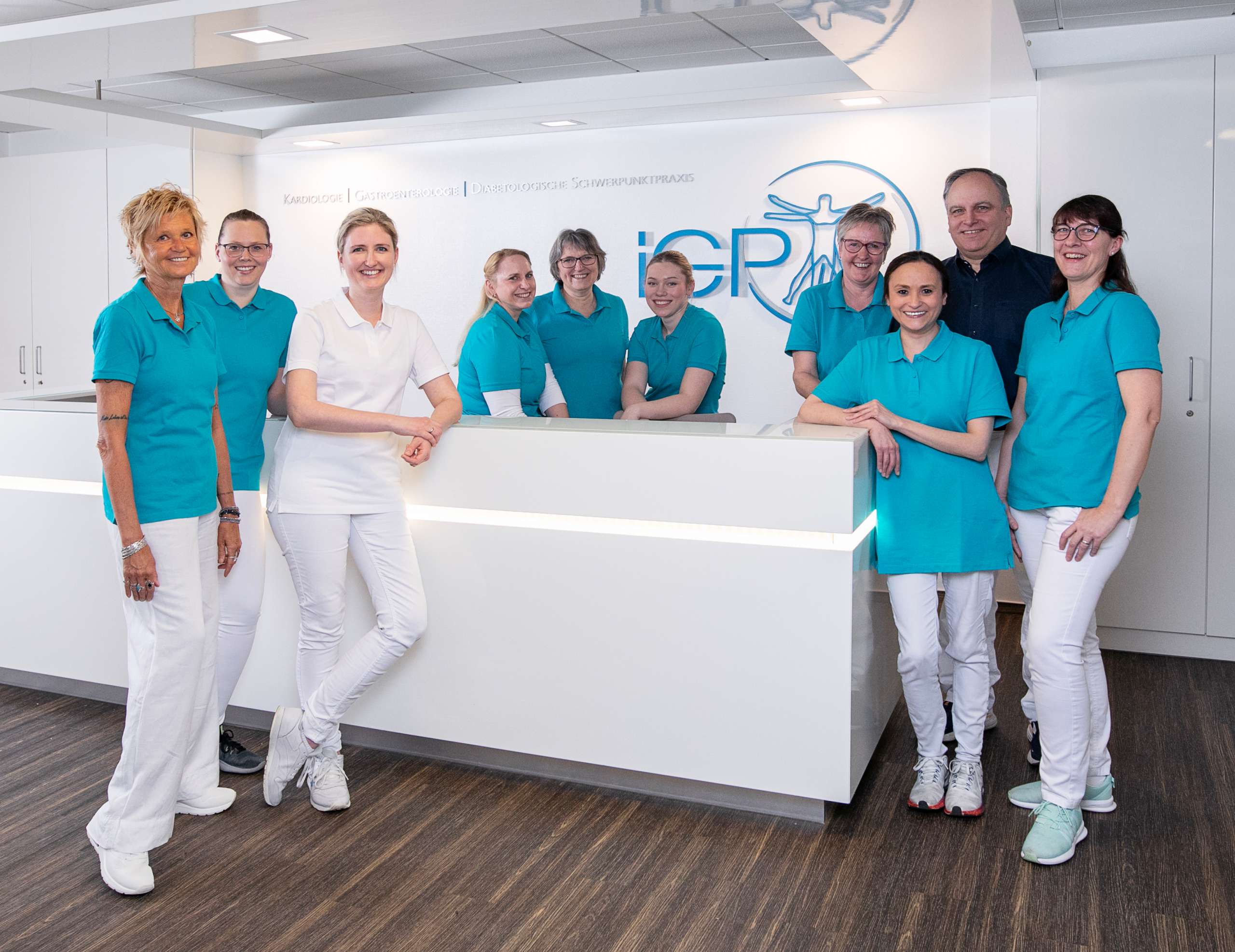 Team der IGP Preetz vor dem Empfangstresen