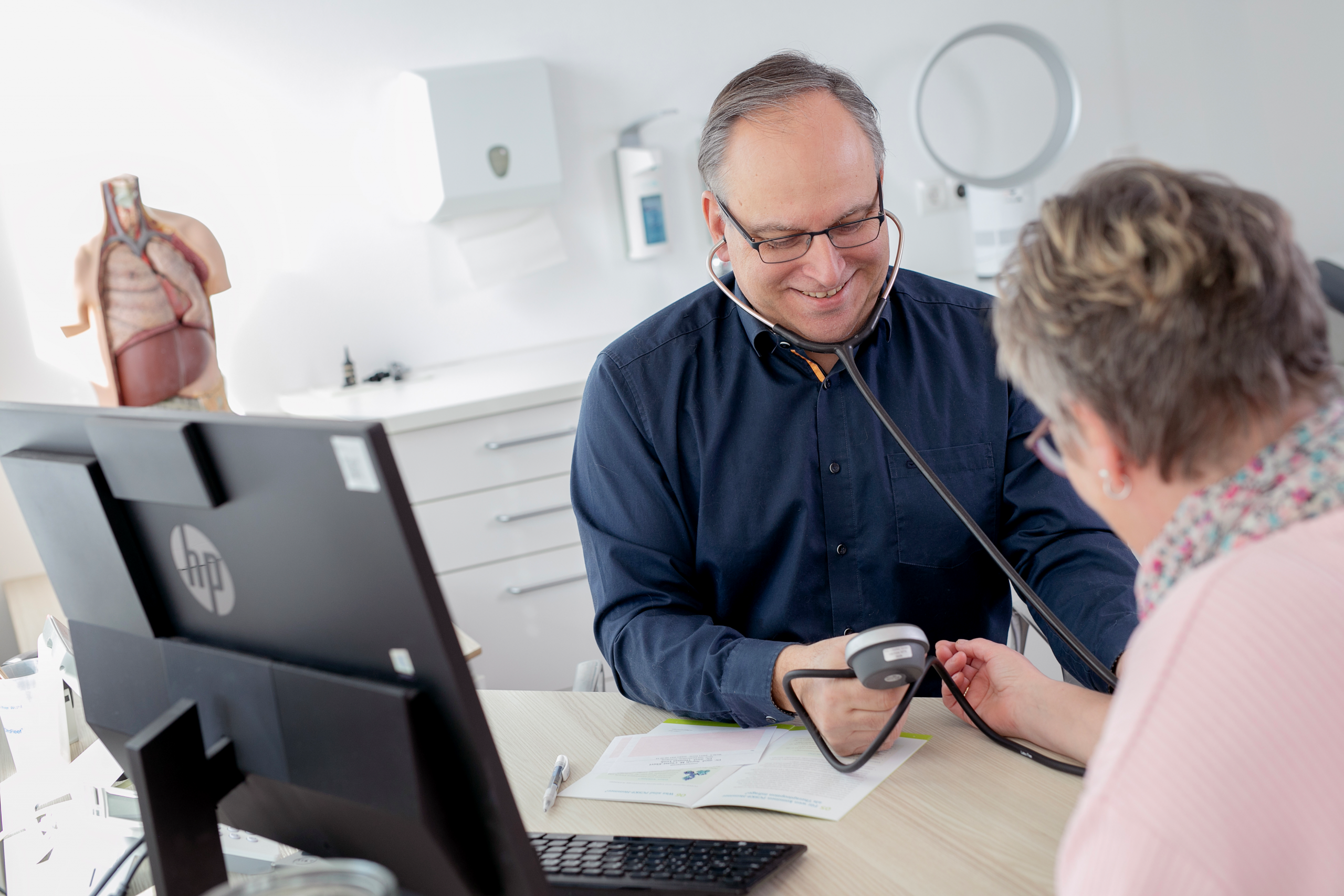 Symbolbild Innere Medizin: Dr. Thomas Lenk misst Blutdruck